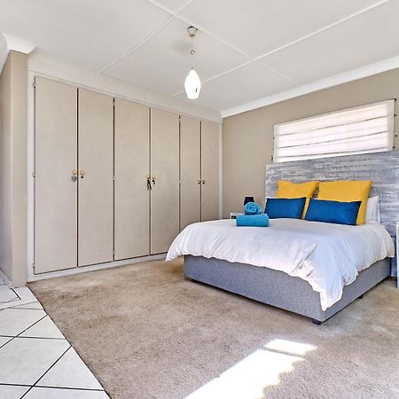 Large 1 Bedroom Cottage, 15 Min From Or Tambo Airport, With Backup Power And Water Germiston Kültér fotó