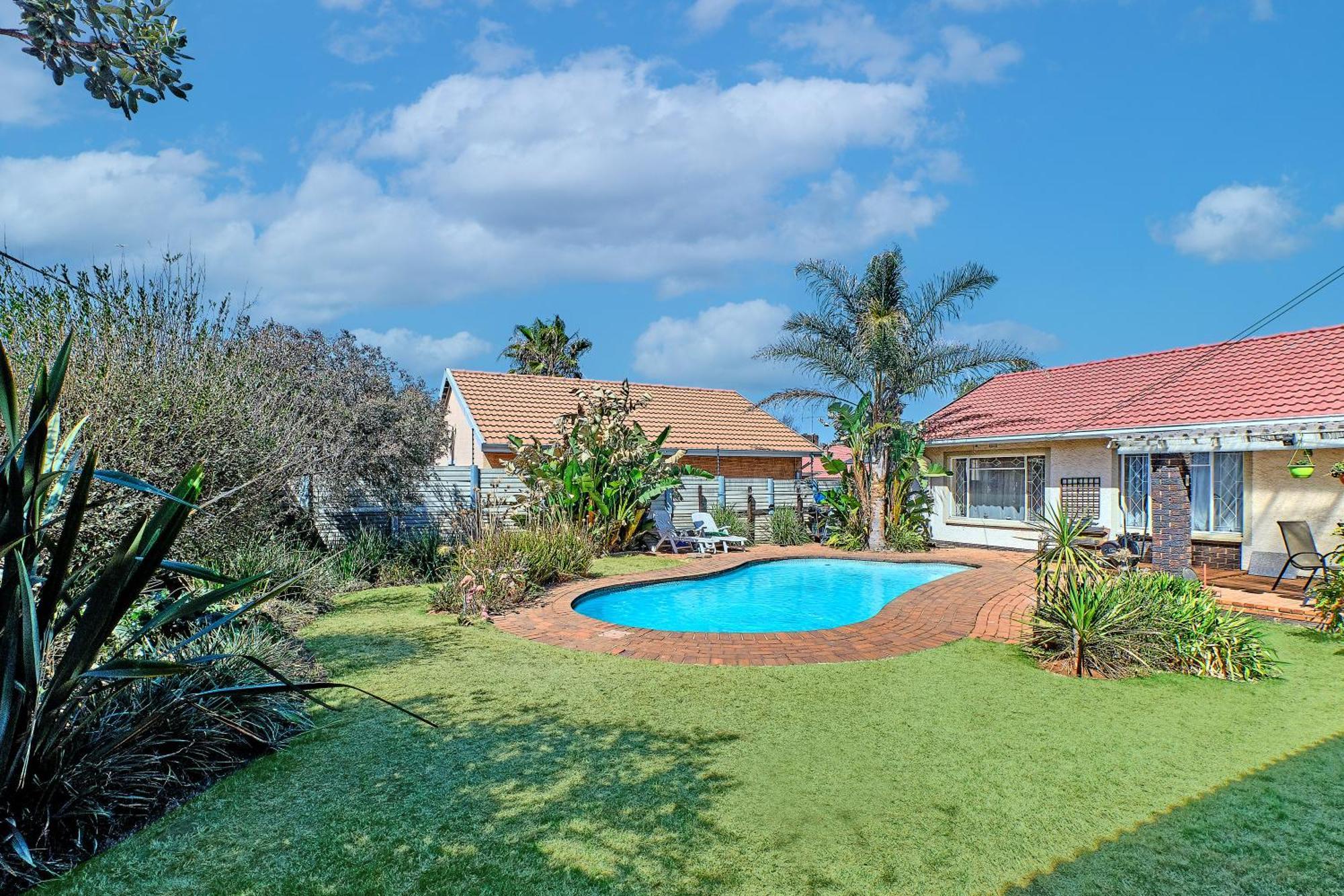 Large 1 Bedroom Cottage, 15 Min From Or Tambo Airport, With Backup Power And Water Germiston Kültér fotó