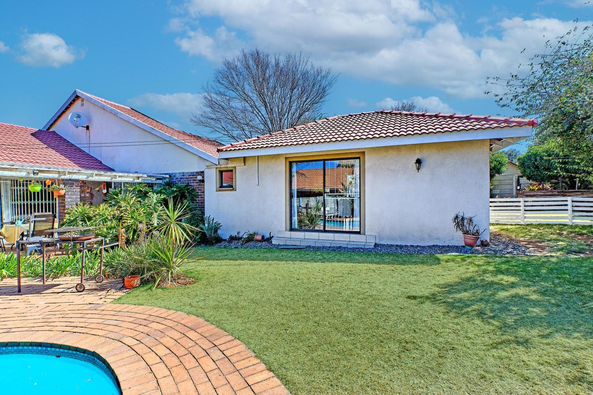 Large 1 Bedroom Cottage, 15 Min From Or Tambo Airport, With Backup Power And Water Germiston Kültér fotó
